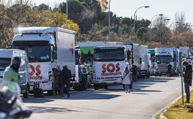 Los transportistas, llamados a la huelga indefinida desde este lunes