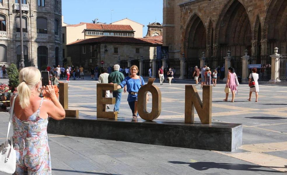 Los turistas extranjeros vienen menos pero gastan más en León que antes de la pandemia