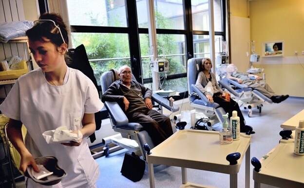 Varios pacientes oncológicos reciben tratamiento en un centro hospitalario. /AFP