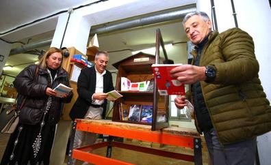 Asprona Bierzo y A Plena Cultura impulsan la lectura y la inclusión con una 'Bilioteca de los libros libres' en el hayedo de Busmayor