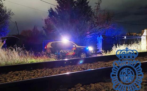 La Policía Nacional salva a un hombre de ser arrollado por un tren a su paso por San Andrés del Rabanedo