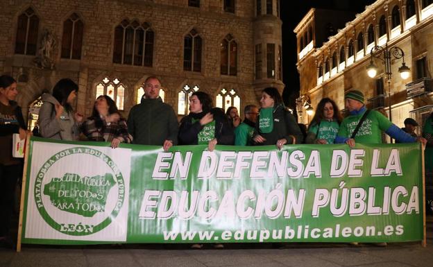 El 'jueves verde' denuncia un movimiento «sistemático y sutil» de la Junta para penalizar la educación pública