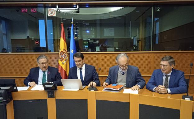 Suárez-Quiñones busca el apoyo de la Eurocámara para que las autonomías puedan gestionar el lobo