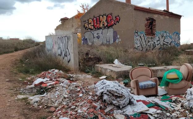 El PP pone el foco en el vertedero incontrolado y el edificio en ruinas con derrumbes de la zona norte