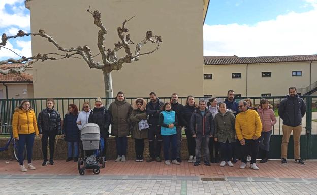 El Ampa de Santa María del Páramo exige a la Junta que los niños de infantil estén bajo techo «al menos» los días de lluvia en las entradas y salidas del colegio