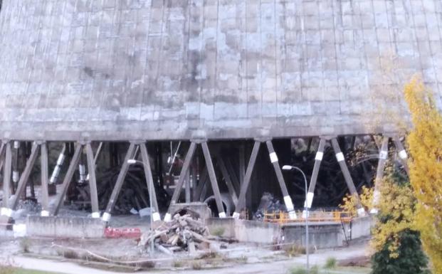 La dinamita 'cose' ya las torres y la chimenea de la central de Cubillos que se derribarán el 1 de diciembre