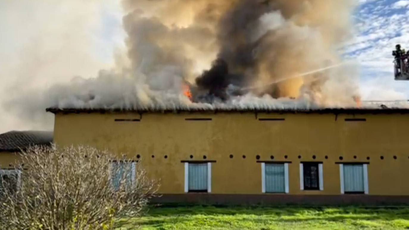 Un virulento incendio en una vivienda en Fresno de la Vega