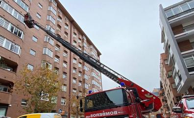Bomberos de León accede por una ventana a un quinto piso para socorrer a una mujer en su interior