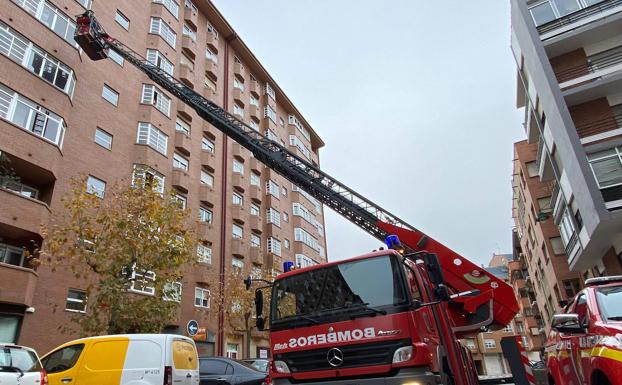 Bomberos de León accede por una ventana a un quinto piso para socorrer a una mujer en su interior