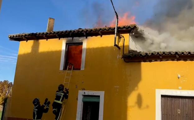 Un virulento incendio causa graves daños en una vivienda en Fresno de la Vega