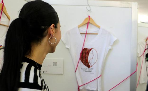 La Facultad de Educación alberga la exposición 'Haciendo visible lo invisible'