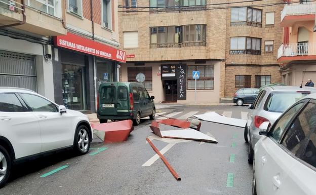 Las fuertes rachas de viento dejan una mujer herida y la caída de adornos navideños, árboles y uralitas