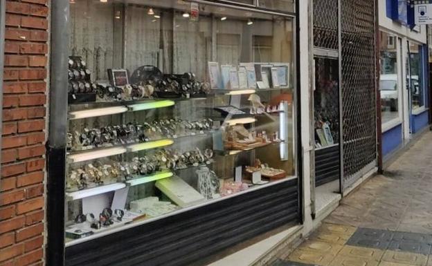 Revientan la persiana de una joyería en La Bañeza y sufre un robo por segunda vez en cinco años