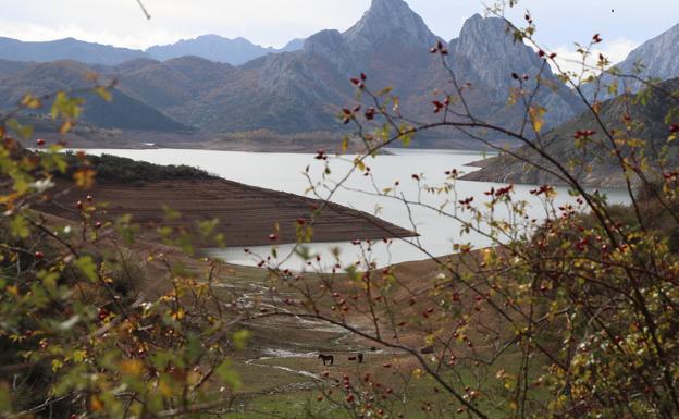 Riaño comienza a recuperarse con las últimas lluvias que provocan la entrada de cinco veces más agua de la que sale