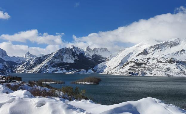 La nieve dificulta el tráfico en la N-625 en Riaño y en Oseja de Sajambre