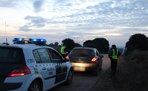 Detienen a dos jóvenes por robar el gasoil de una excavadora en una finca particular de Carrizo