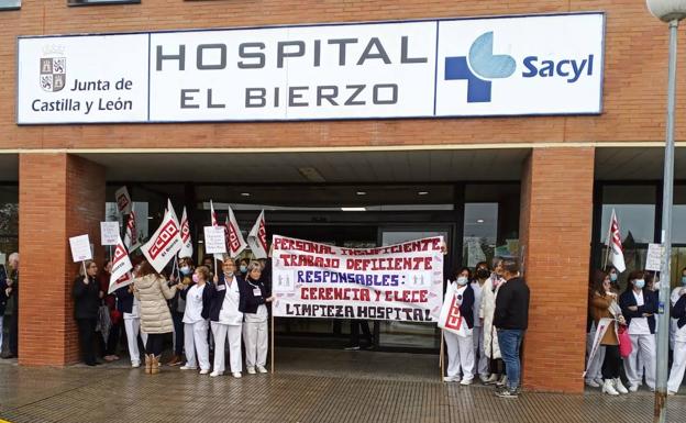 Las operarias de la limpieza del Hospital del Bierzo, desbordadas: «Personal insuficiente, trabajo deficiente»