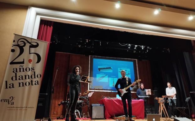 La Escuela de Música de Valencia de Don Juan mostró su versión más electrónica en una clase abierta al público