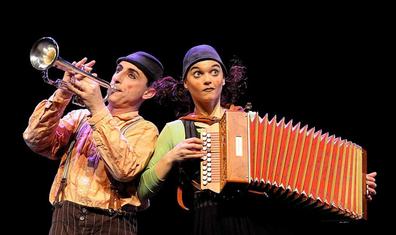 El dúo Baccalà vuelve a convertir el escenario del Bergidum en un circo con la obra 'Pss Pss'