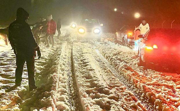 La Guardia Civil auxilia a numerosos conductores atrapados por la nieve en Panderrueda y San Isidro