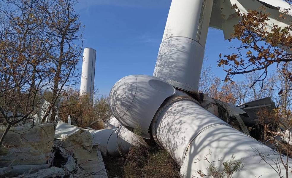 Las fuertes rachas de viento de este mes provocan la caída de un aerogenerador en Lucillo