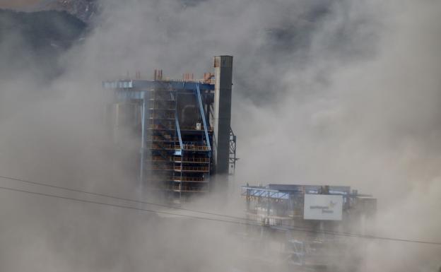 Naturgy avanza en la demolición de grandes estructuras en la térmica de La Robla al 'volar' su caldera