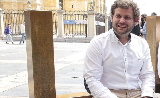 Vélez se va bajo una cortina de humo y alega exceso de funciones