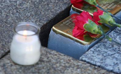 Seis nuevos'adoquines de la memoria' recuerdan en Ponferrada a los bercianos represaliados en los campos de concentración nazis