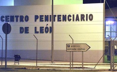 Un interno de la prisión de León lesiona a cuatro funcionarios, uno por mordiscos en una pierna
