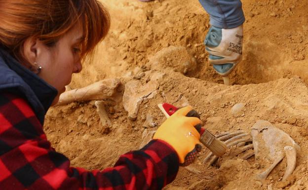 Concluyen las labores previas a la exhumación de los restos de dos represaliados por el franquismo en el cementerio de Fuentesnuevas