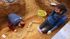 Sputnik Labrego exhuma los cuerpos de dos represaliados de la guerra civil en el cementerio de Fuentesnuevas