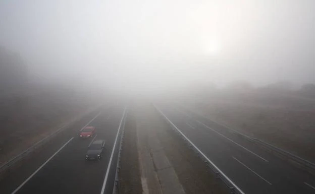 La niebla complica el tráfico en la A-6 entre las localidades leonesas de Quintanilla de Combarros y Cerezal de Tremor
