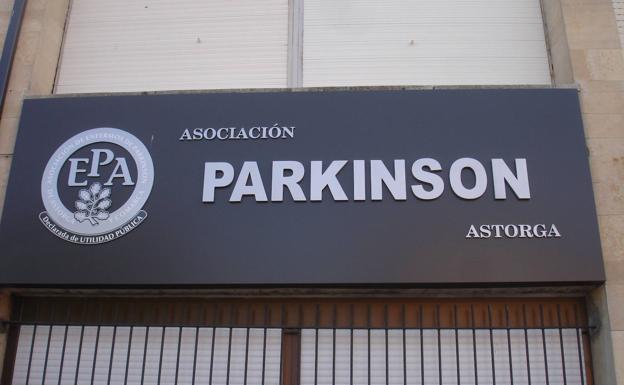 Caixabank dona 1.000 euros a la Asociación de Enfermos de Párkinson en Astorga y Comarca