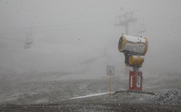 Las obras del telecabina dañan el sistema de nieve artificial de Pajares