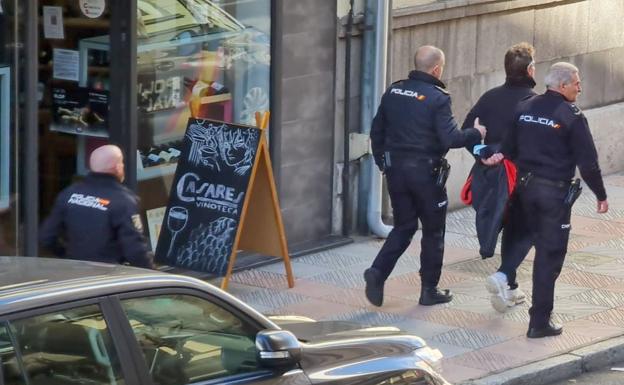 'Cazado' en plena calle tras intentar robar en una furgoneta de reparto de la capital leonesa