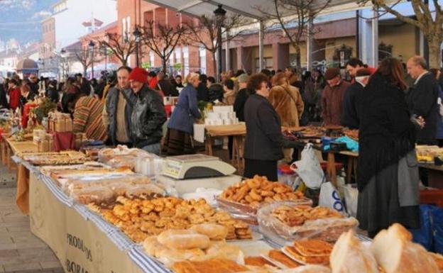 El PP de La Pola de Gordón denuncia el cambio de fechas y ubicación del Mercado Ángel González que «rompe una tradición arraigada de 23 años«