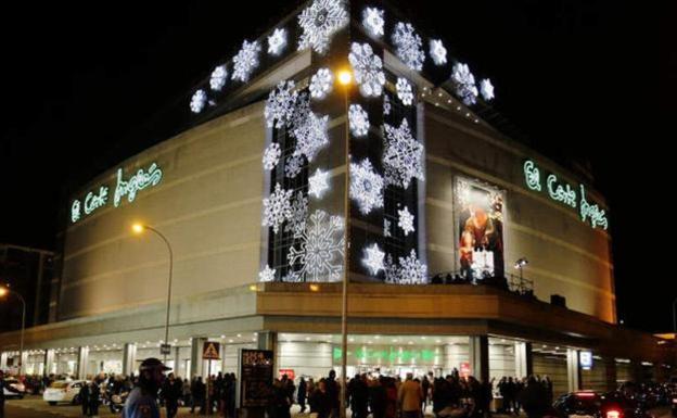 El violinista Javi Lin y la Asociación contra el Cáncer encienden la fachada de Navidad de El Corte Inglés