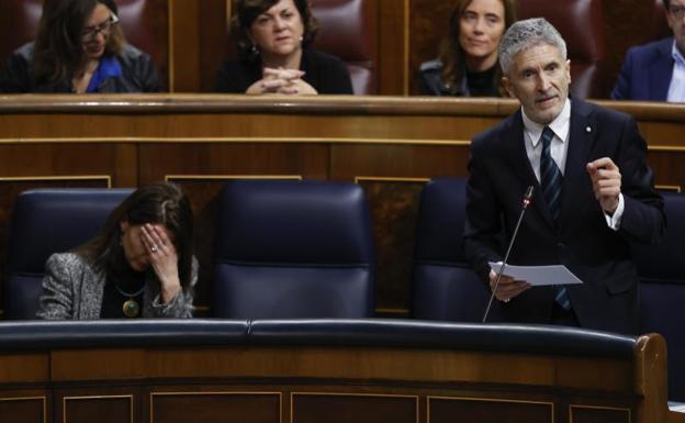 El PSOE arropa a un Marlaska enrocado ante el asedio de sus socios y del PP por Melilla