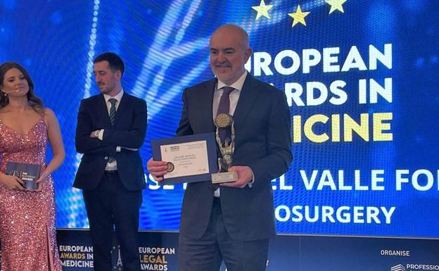 El neurocirujano ponferradino Valle Folgueral recoge en París uno de los European Awards in Medicine
