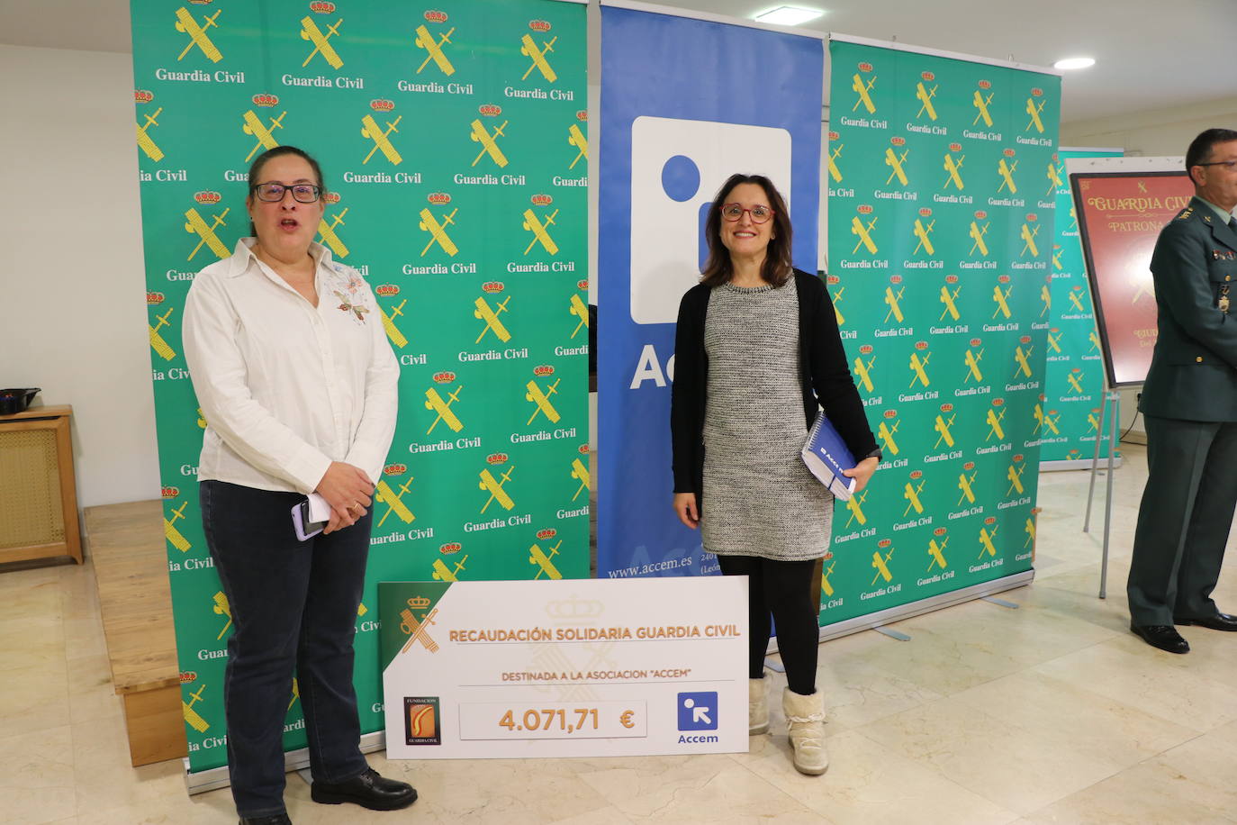 La Guardia Civil entrega un donativo a ACCEM