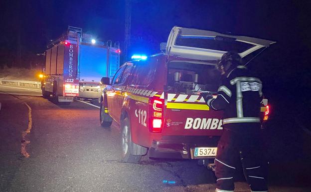 Bomberos León rescata a un vehículo sin conductor empotrado en un guardarraíl en la LE-30