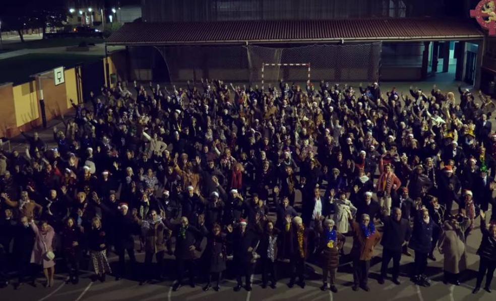 Más de 600 abuelos protagonizan el villancico del Colegio Leonés