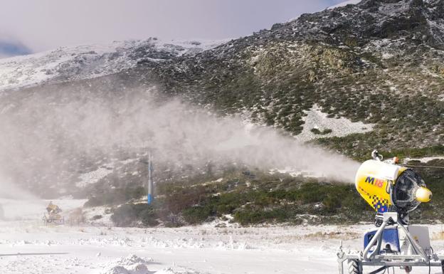 San Isidro se prepara para su temporada de nieve y activa los cañones para abrir cuanto antes