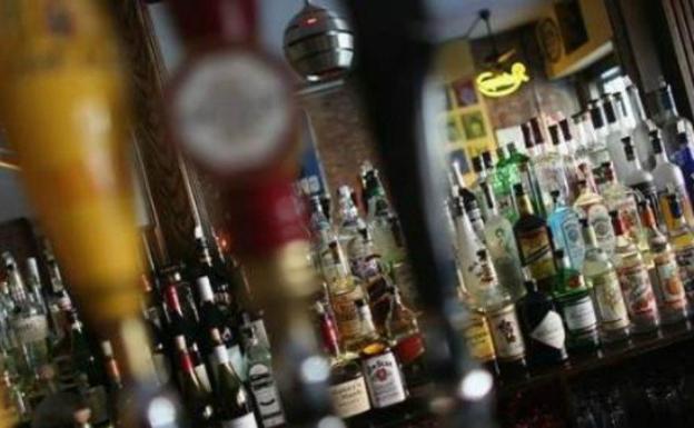 Sancionan a un pub de León por incumplir su horario y permitir fumar en su interior