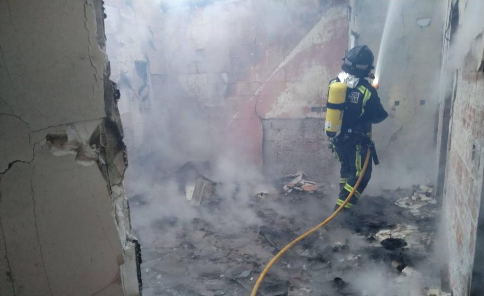 Fallece un hombre de 47 años tras el incendio de la vivienda de su cuñado en Vega de Yeres