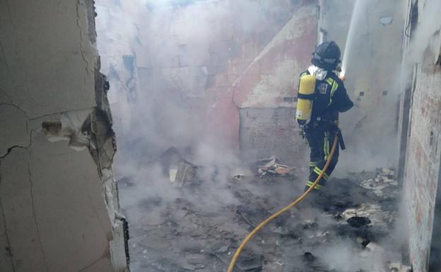 Fallece un hombre de 47 años tras el incendio de la vivienda de su cuñado en Vega de Yeres