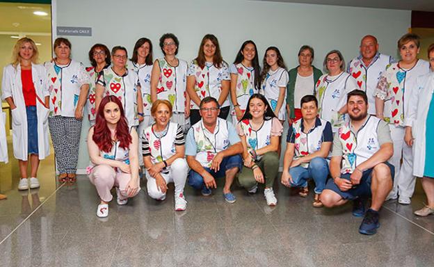 El Hospital de León cuenta con 15 voluntarios que apoyan a los pacientes en situaciones de soledad