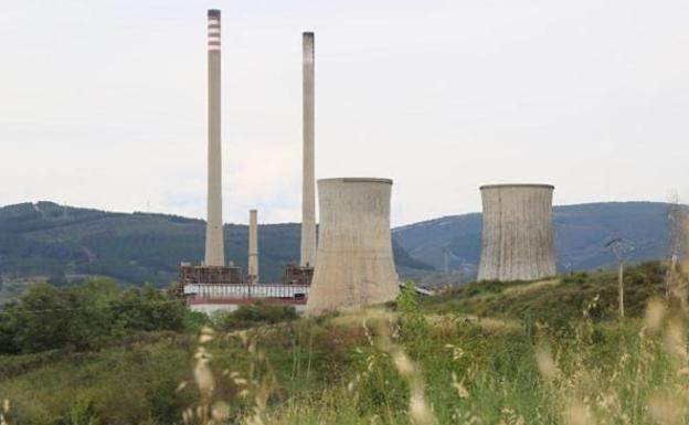 FELE ve «económicamente inviable» mantener las torres y chimeneas de la central de Compostilla II