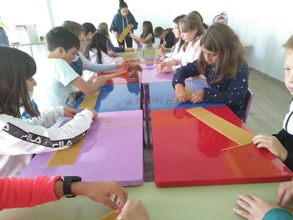 Escuelas con carreteras en vez de pasillos