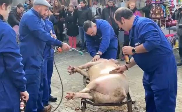 Riaño evoca la tradicional matanza de la montaña leonesa